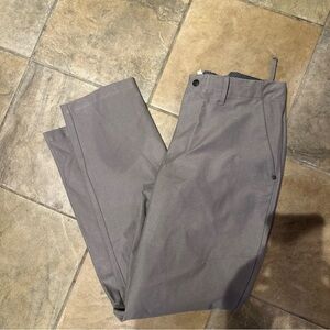 Vuori men’s pants, medium new with defect,belt loop Detached from pants(hole)NEW